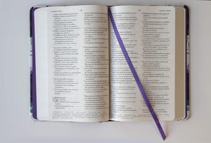 Biblia RVR1960 Tapa dura y tela morada con flores tamaño manual