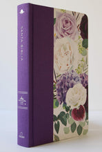 Cargar imagen en el visor de la galería, Biblia RVR1960 Tapa dura y tela morada con flores tamaño manual
