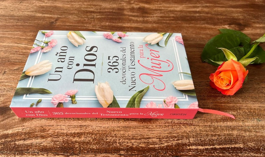 Un año con Dios: 365 devocionales para la mujer Nuevo testamento