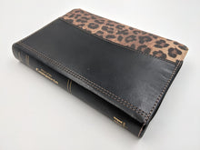 Load image into Gallery viewer, Biblia RVR60 Compacta Negro/leopardo con cierre simil piel
