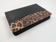 Cargar imagen en el visor de la galería, Biblia RVR60 Compacta Negro/leopardo con cierre simil piel
