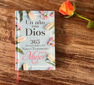 Un año con Dios: 365 devocionales para la mujer Nuevo testamento
