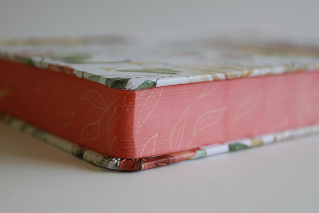 Biblia letra grande flores rosadas y cantos pintados