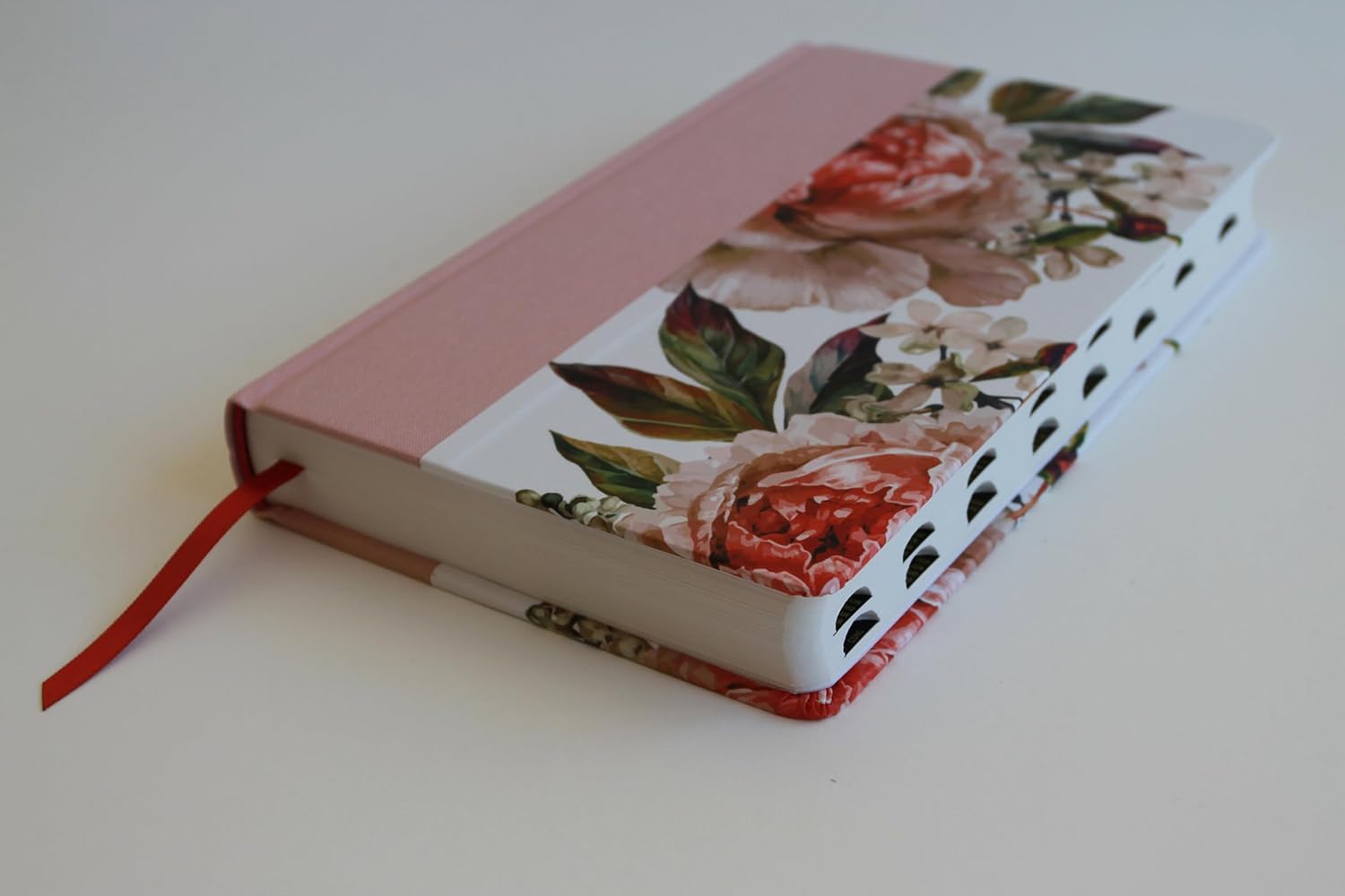 Biblia Reina Valera 1960 letra grande. Tela rosada con flores, manual con índice