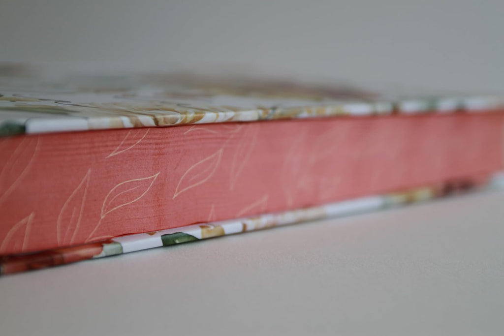 Biblia letra grande flores rosadas y cantos pintados