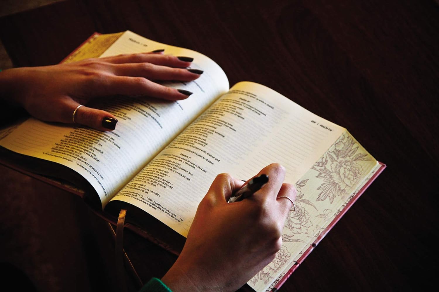 NIV, Artisan Collection Bible, Cloth over Board, Pink Floral