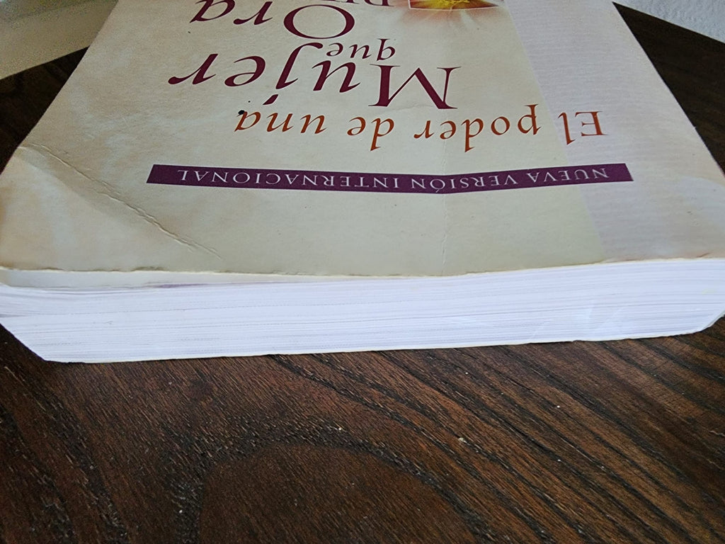 Biblia el Poder de Una Mujer Que Ora - tapa blanda - USADA