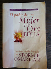 Load image into Gallery viewer, Biblia el Poder de Una Mujer Que Ora - tapa blanda - USADA
