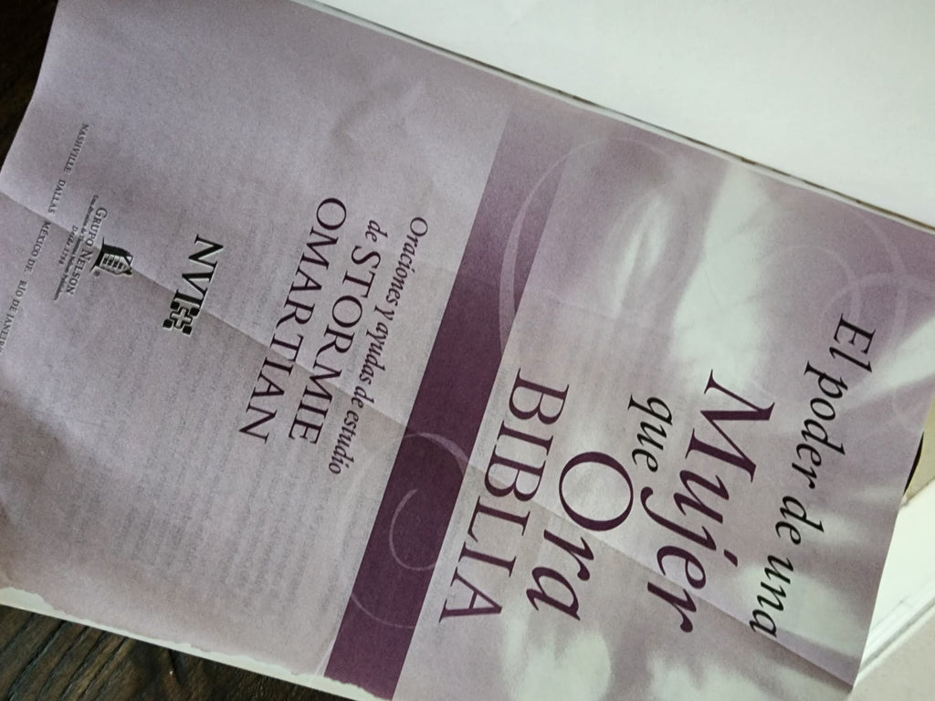Biblia el Poder de Una Mujer Que Ora - tapa blanda - USADA