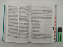 Load image into Gallery viewer, NVI Biblia Letra Súper Gigante aqua, símil piel
