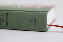 Cargar imagen en el visor de la galería, Biblia RVR 1960 letra grande Tapa dura y tela verde con flores tamaño manual
