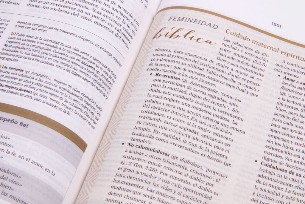 Biblia de Estudio para Mujeres.