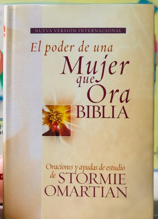 Biblia el Poder de Una Mujer Que Ora - tapa dura